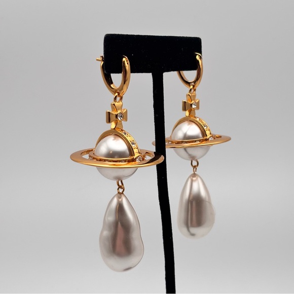 VIVIENNE WESTWOOD ORB BAROQUE PEARL DROP EARRINGS – GOLD - Picture 3 of 6